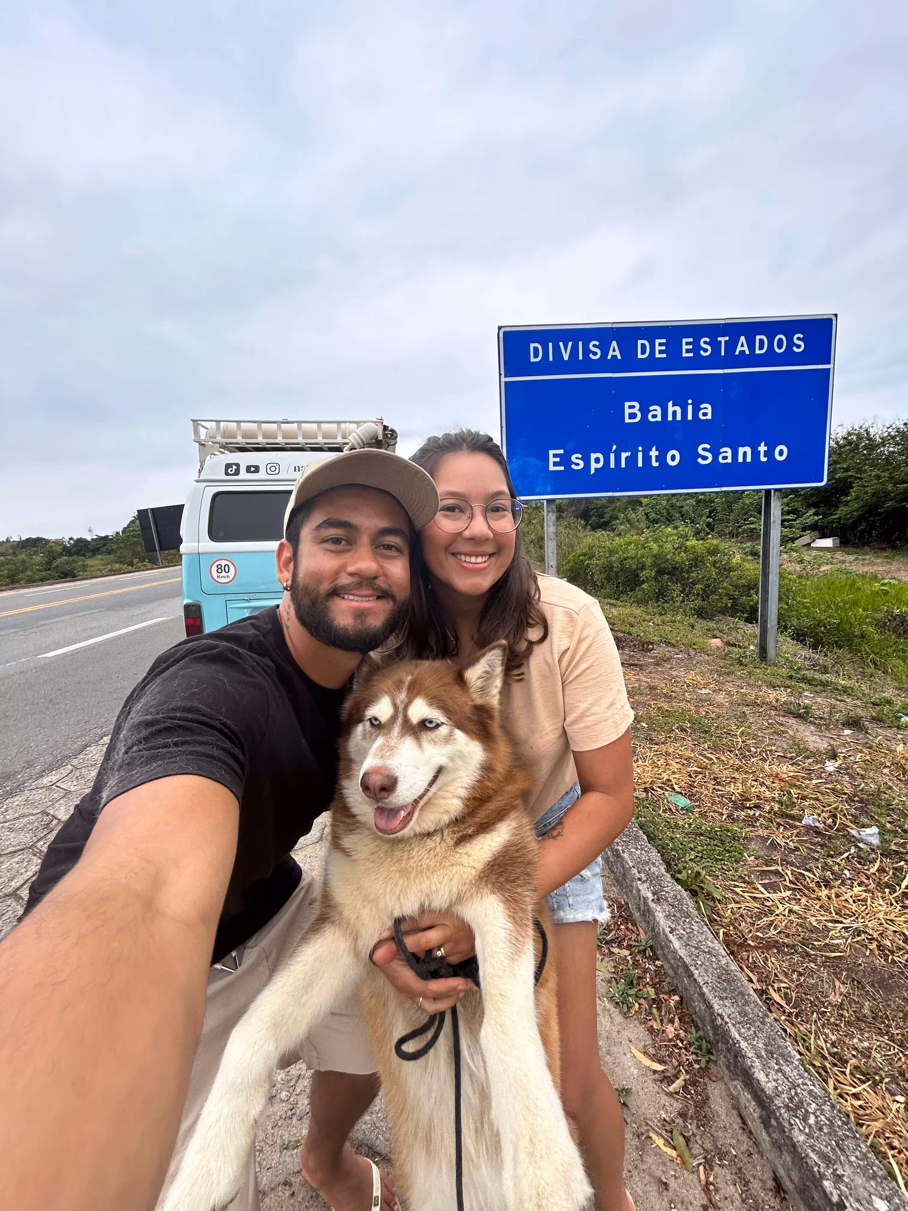 Ayla feliz na estrada